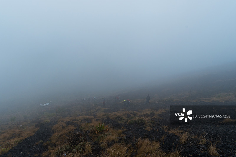 尼拉贡戈火山上的徒步者图片素材