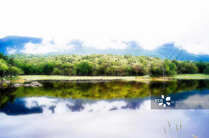 神秘的湖图片素材