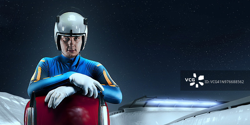 专业雪橇赛道上的男子雪橇运动员图片素材