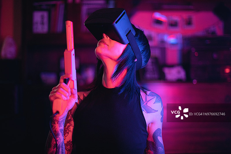 年轻女子沉浸在VR虚拟现实头显中图片素材