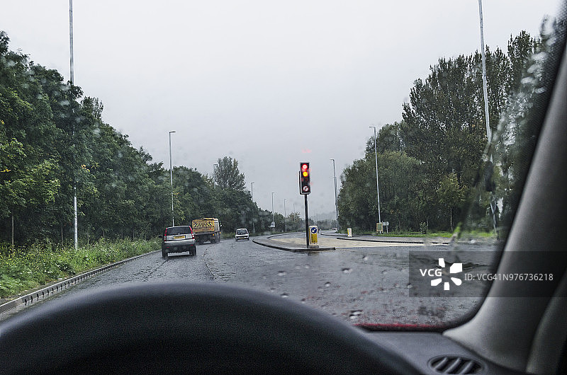 在雨中驾驶图片素材