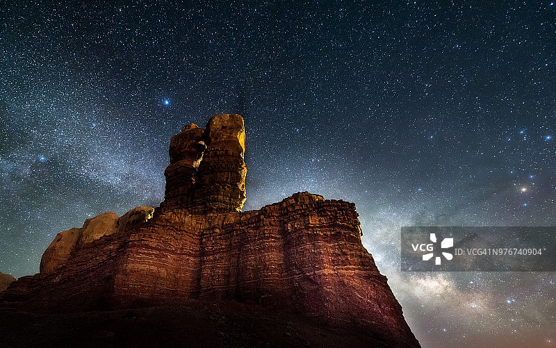 犹他州布拉夫双子岩上空的银河图片素材