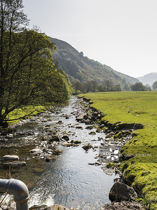 Ceiriog河，位于北威尔士雷克瑟姆自治市Llanarmon Dyffryn Ceiriog山谷和群山环绕之中图片素材