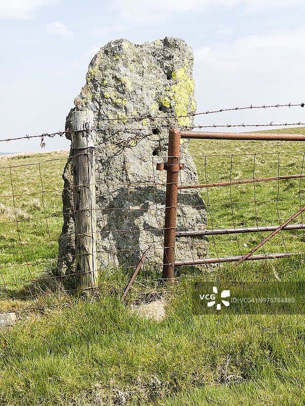 有孔石块形成的岩石炮图片素材