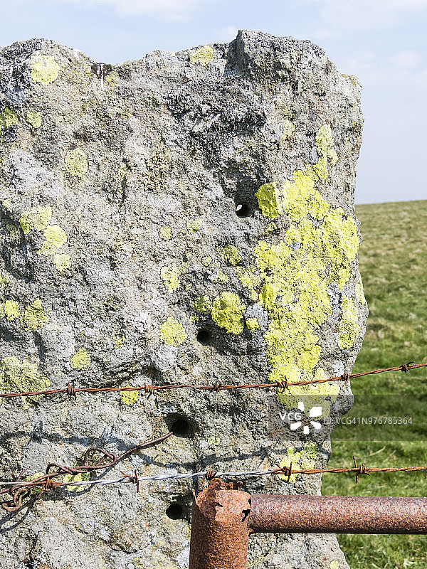 有孔石块形成的岩石炮图片素材