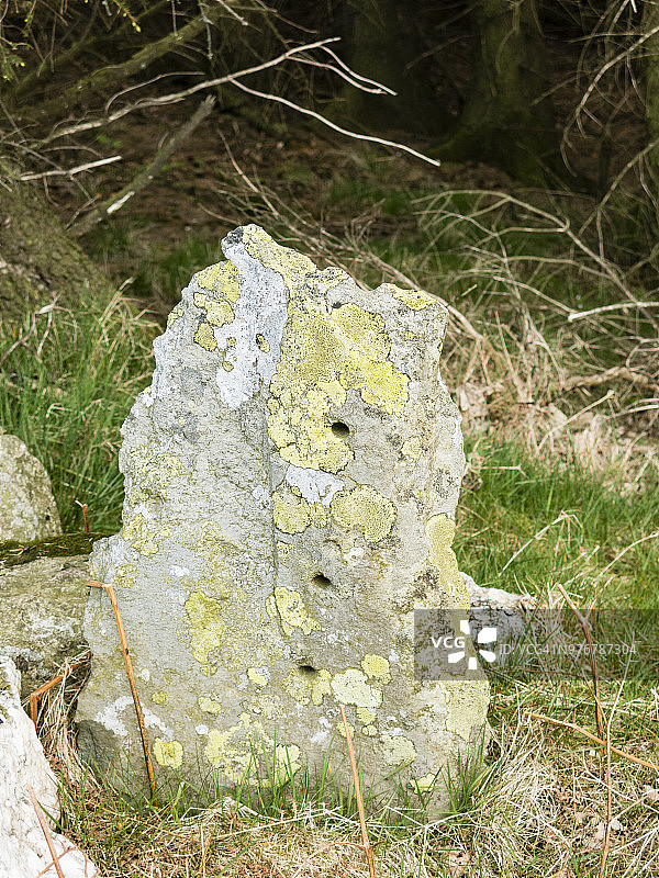 有孔石块形成的岩石炮图片素材