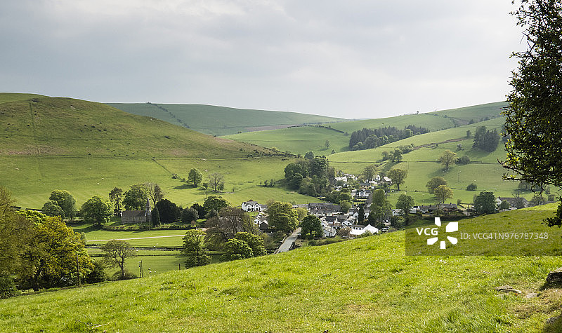 兰阿蒙村庄景色：位于威尔士北部雷克瑟姆行政区兰阿蒙迪弗林塞里奥格山谷和丘陵地带图片素材