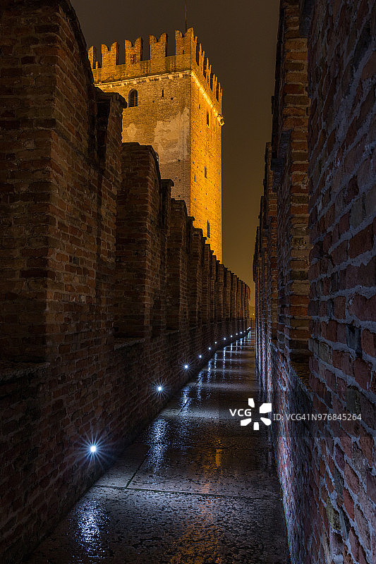 意大利维罗纳老城堡桥夜景图片素材