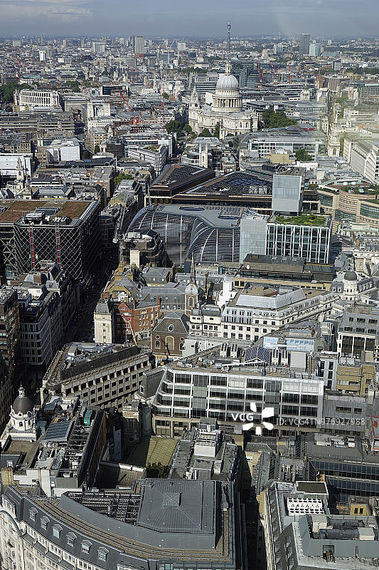英国伦敦：从芬丘奇街20号空中花园俯瞰城市和圣保罗大教堂（外号：对讲机大楼）图片素材