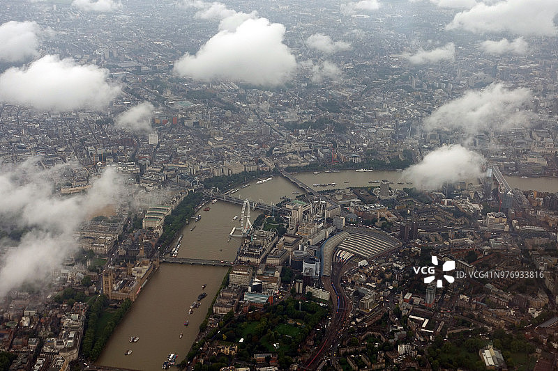 飞越英国伦敦泰晤士河图片素材