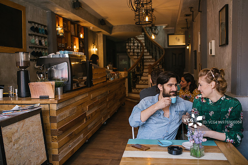 夫妇在爱图片素材