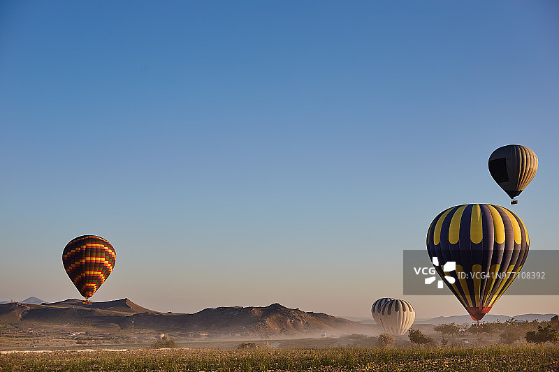 土耳其卡帕多奇亚日落时分的热气球飞行图片素材