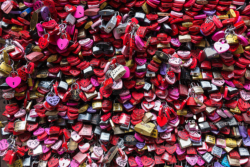 意大利维罗纳朱丽叶故居的爱情锁图片素材
