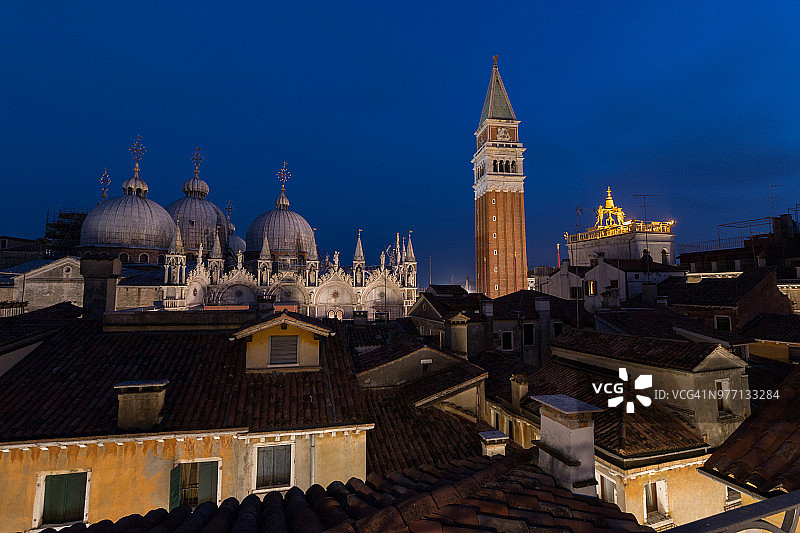 意大利威尼斯圣马可广场夜景屋顶景观图片素材