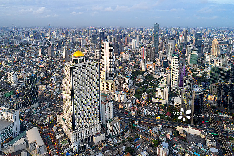 曼谷现代化办公楼和公寓的鸟瞰图，曼谷是东南亚人口最多的城市图片素材