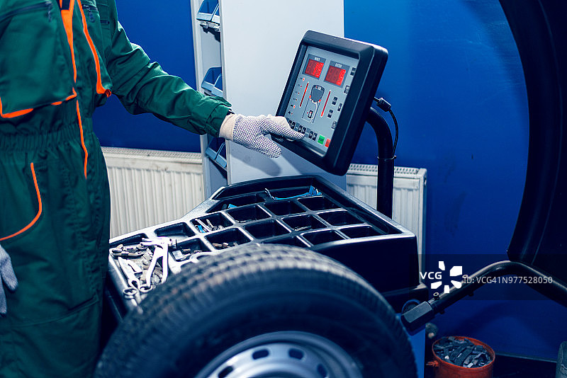 在平衡机上工作的修理工图片素材