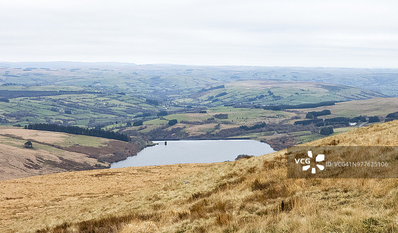从范吉希里奇看到的克雷水库，景色来自英国南威尔士布雷肯比肯斯国家公园图片素材