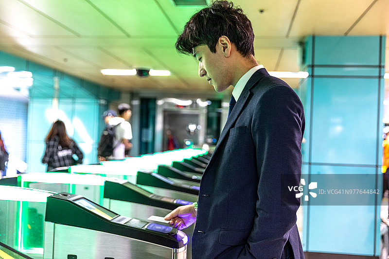 在韩国首尔乘坐火车的商人图片素材