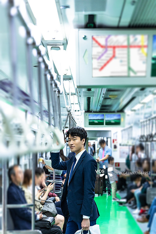 在韩国首尔乘坐火车的商人图片素材
