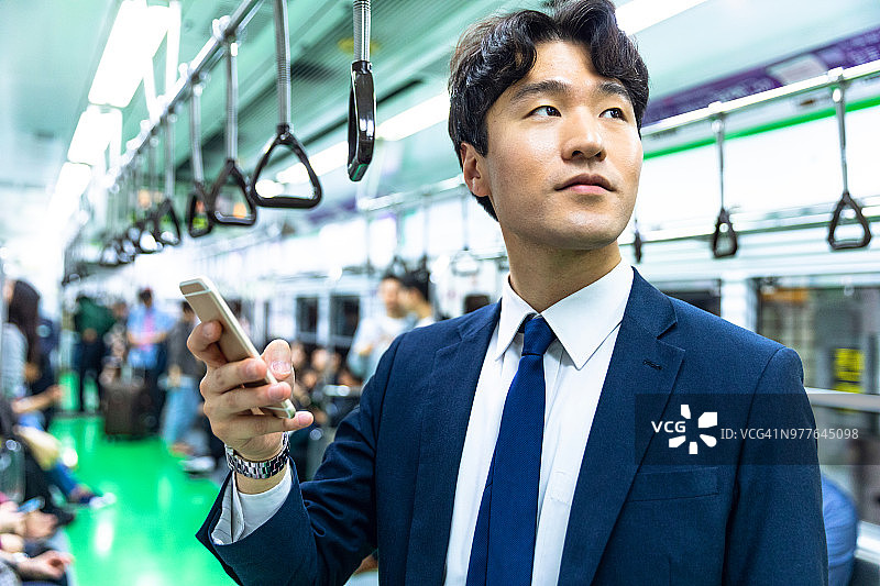 在韩国首尔乘坐火车的商人图片素材