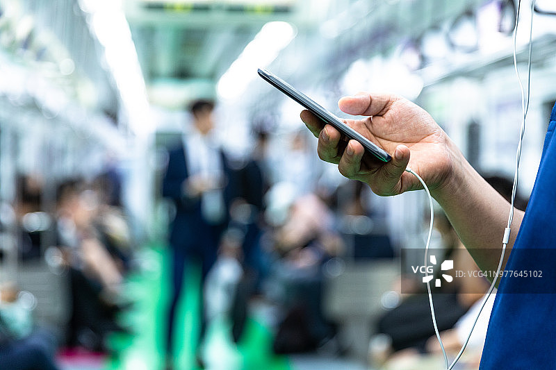 在韩国首尔乘坐火车的商人图片素材