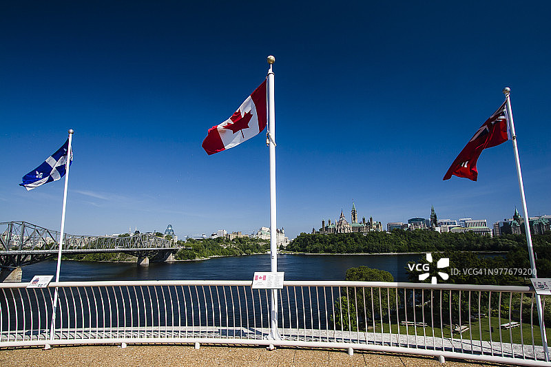 加拿大渥太华城市风光，渥太华河上飘扬的旗帜图片素材