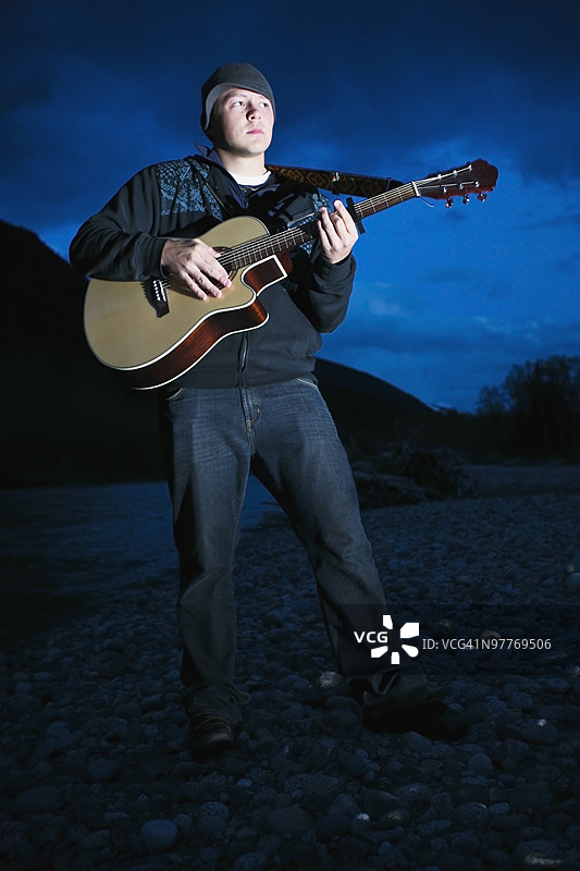男人弹吉他图片素材