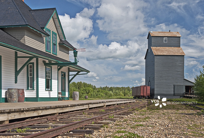 加拿大阿尔伯塔省埃德蒙顿附近的乌克兰村电梯和火车站图片素材