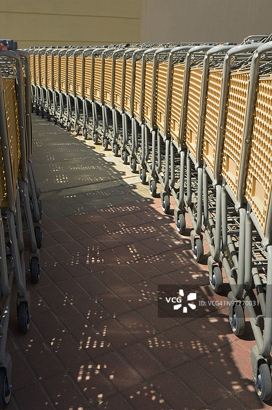 购物车的排成行图片素材