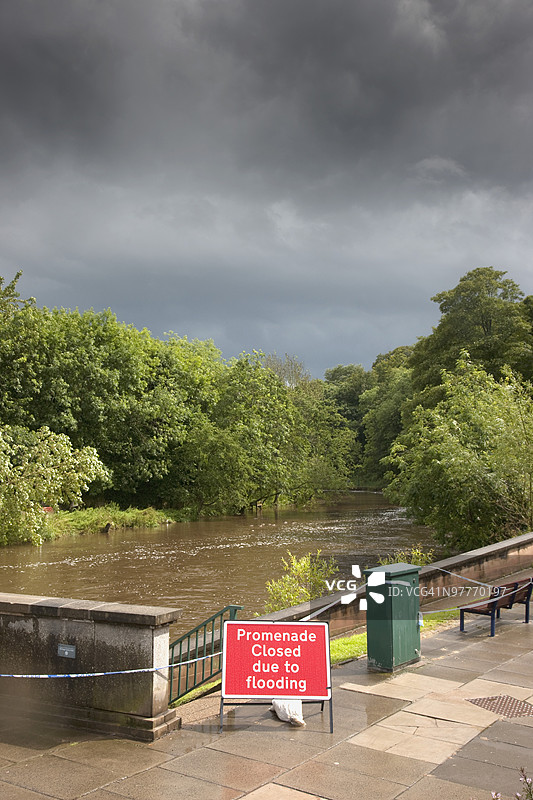 洪水泛滥的河流图片素材