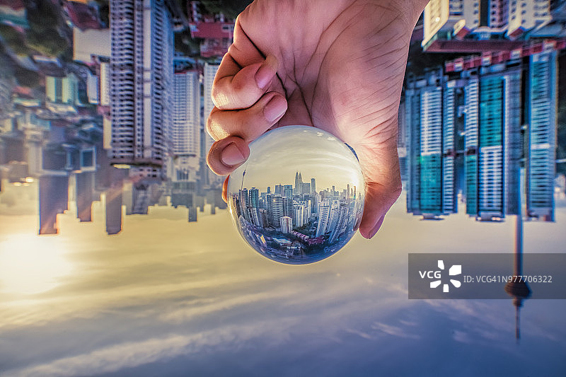 吉隆坡黄昏水晶球透视图片素材