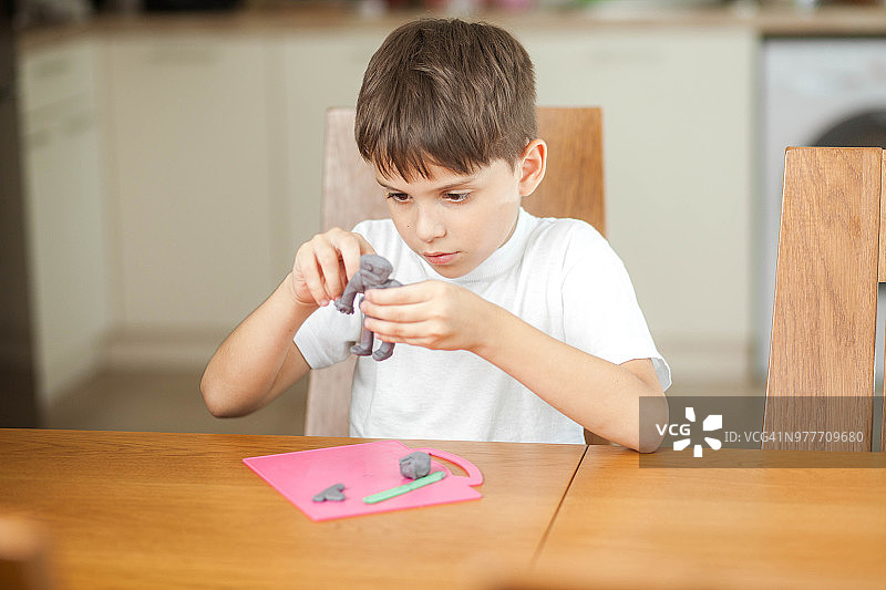 男孩玩橡皮泥图片素材