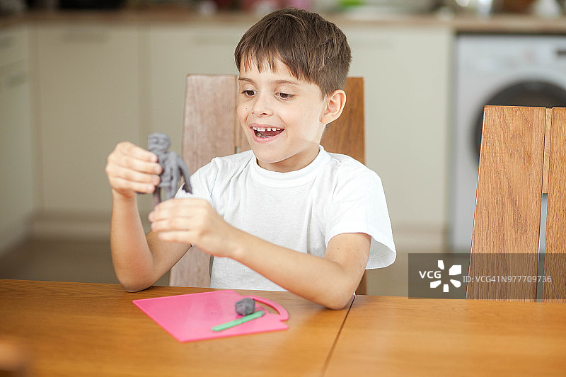 男孩玩橡皮泥图片素材