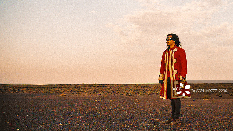 穿着奇装异服戴护目镜的男人在沙漠中图片素材
