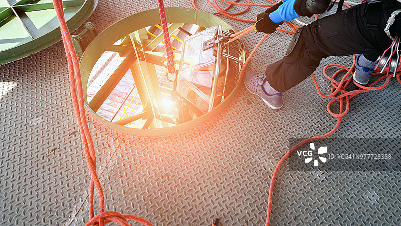 救援队在受限空间进行救援演练，高层建筑救援图片素材