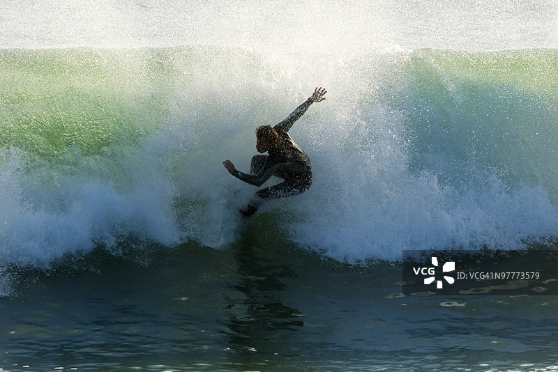 冲浪者在捕捉浪潮图片素材