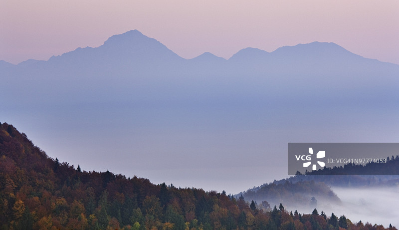 卢布尔雅那盆地的薄雾图片素材