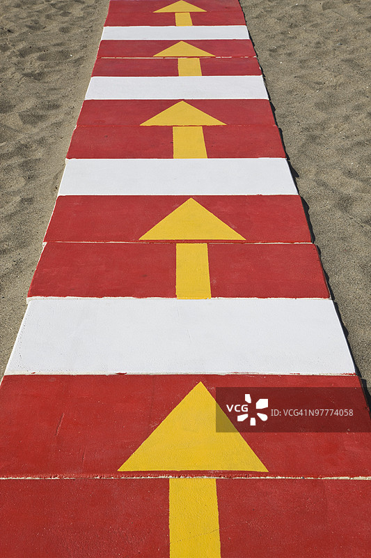 小路上的箭头图片素材