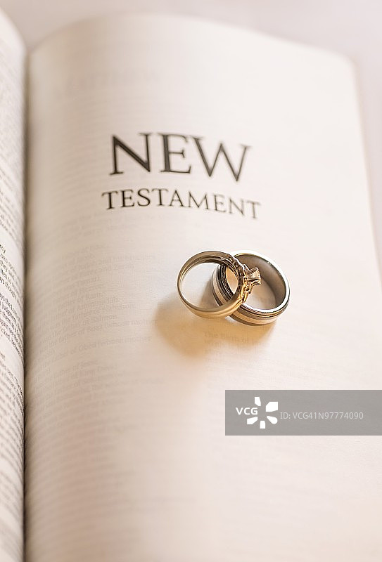 新约与结婚戒指图片素材