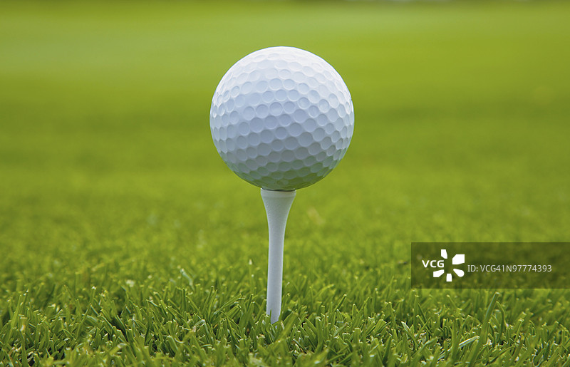 高尔夫球在球座上图片素材