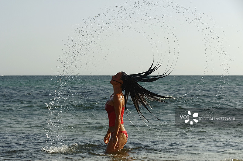 女人在海洋中甩动湿发图片素材