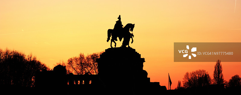 德国莱茵兰-普法尔茨州科布伦茨的威廉皇帝纪念碑剪影图片素材