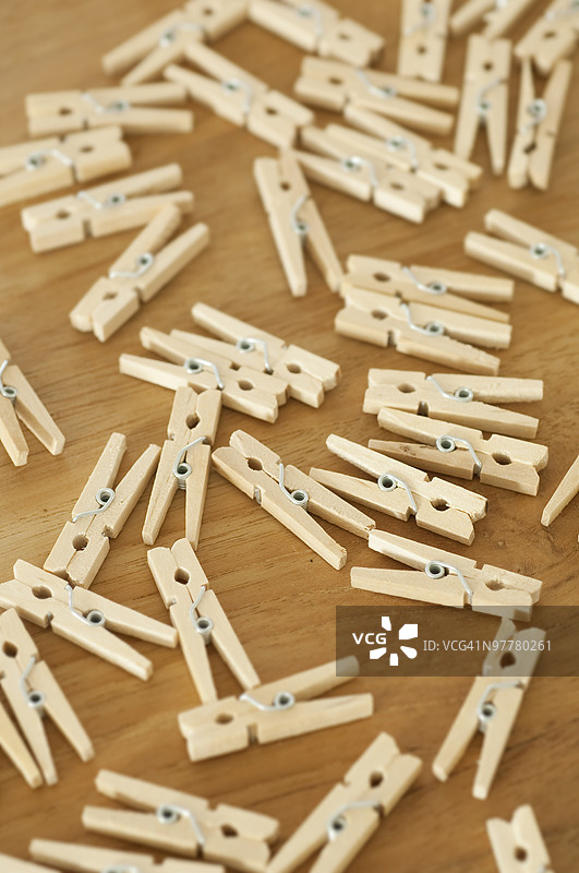 散落的衣夹图片素材