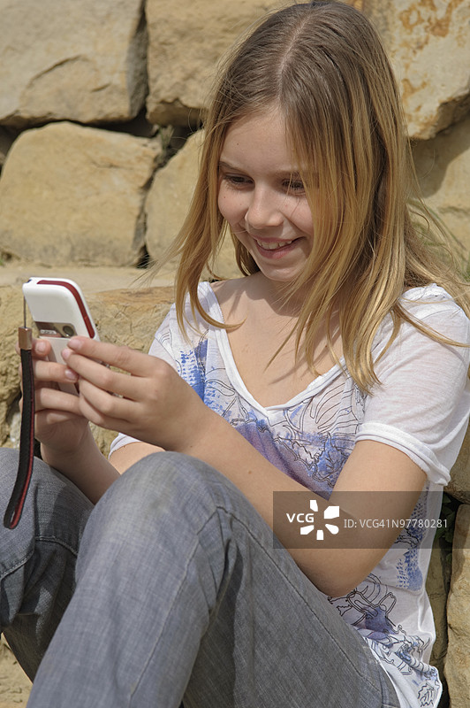 年轻女孩在使用手机图片素材