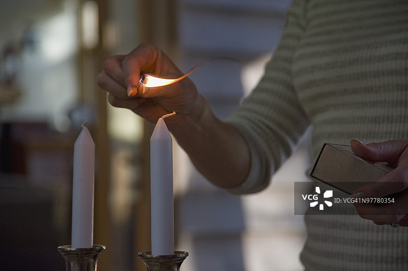 女人点燃蜡烛图片素材