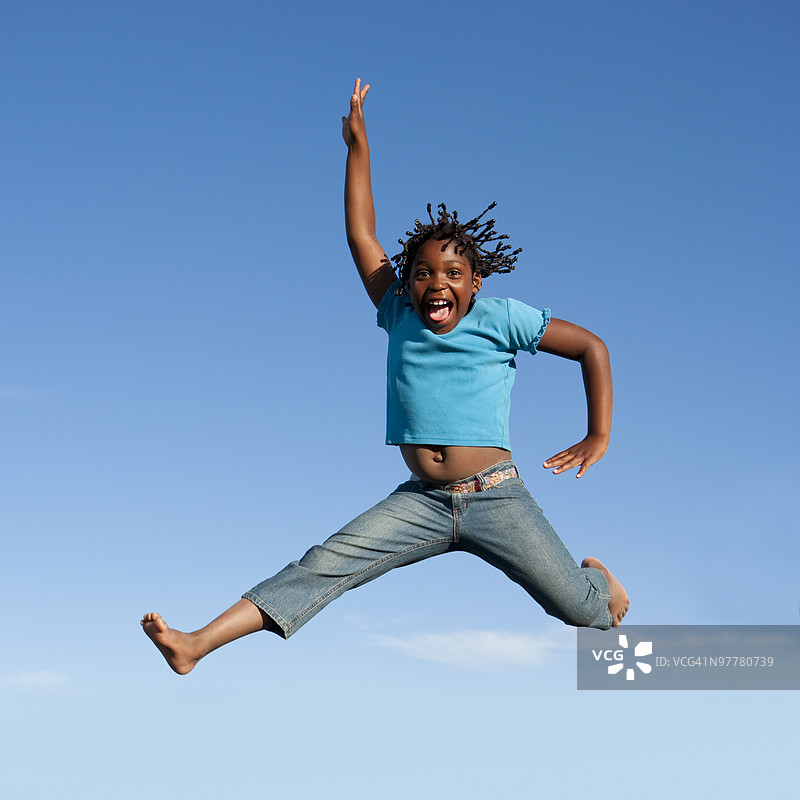 女孩在空中跳跃图片素材