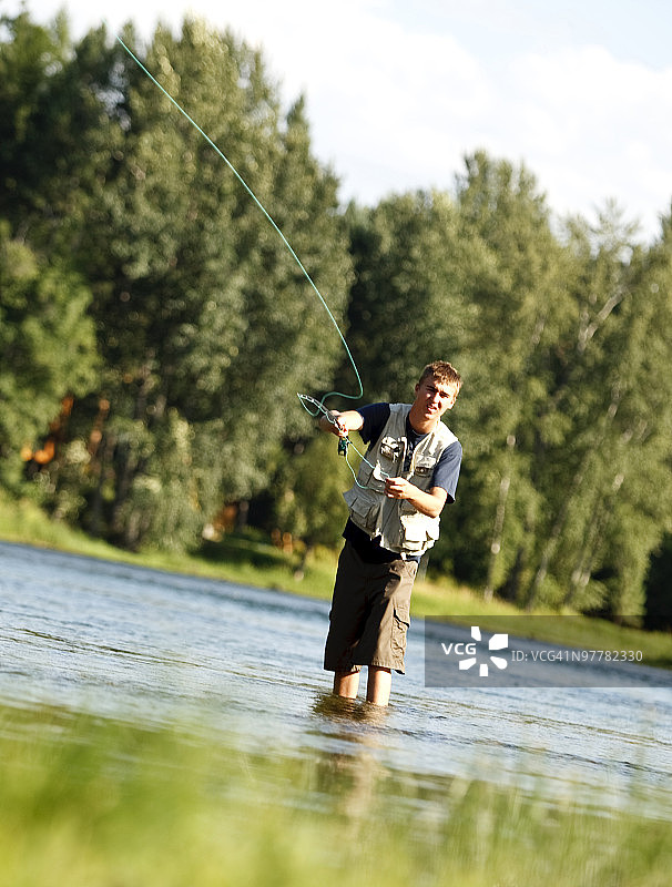 少年在蒙大拿州斯旺河附近飞蝇钓鱼图片素材
