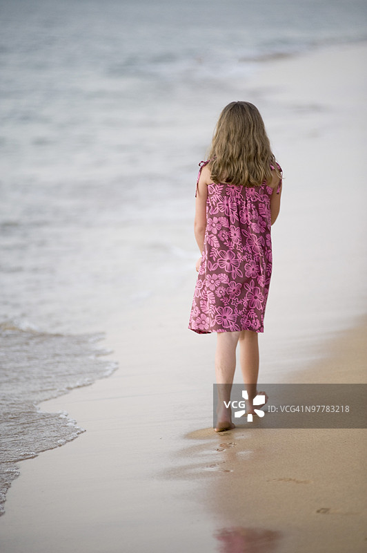 女孩在美国夏威夷毛伊岛的海滩上散步图片素材