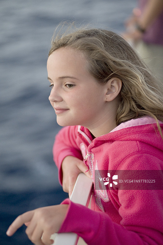 女孩在夏威夷毛伊岛的水面上凝视图片素材