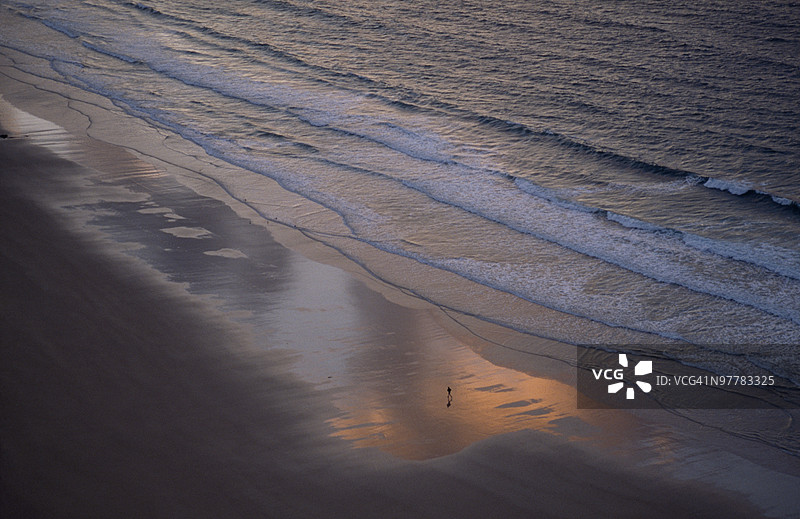 爱尔兰多尼戈尔县波特萨隆海滩的海浪图片素材
